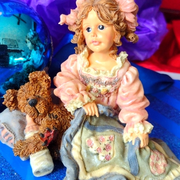 "Temptation's Child" from Boyd's Bears - Picture 3 of 7